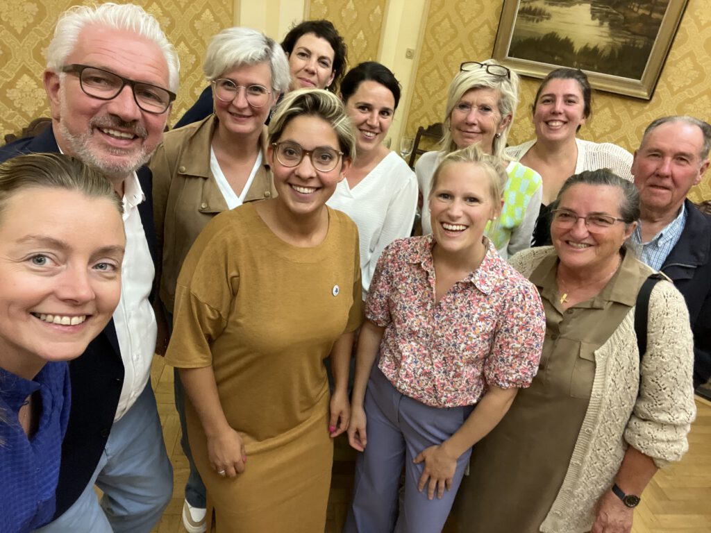 Gemeentebestuur Stekene ontvangt visienota dementievriendelijke gemeente
