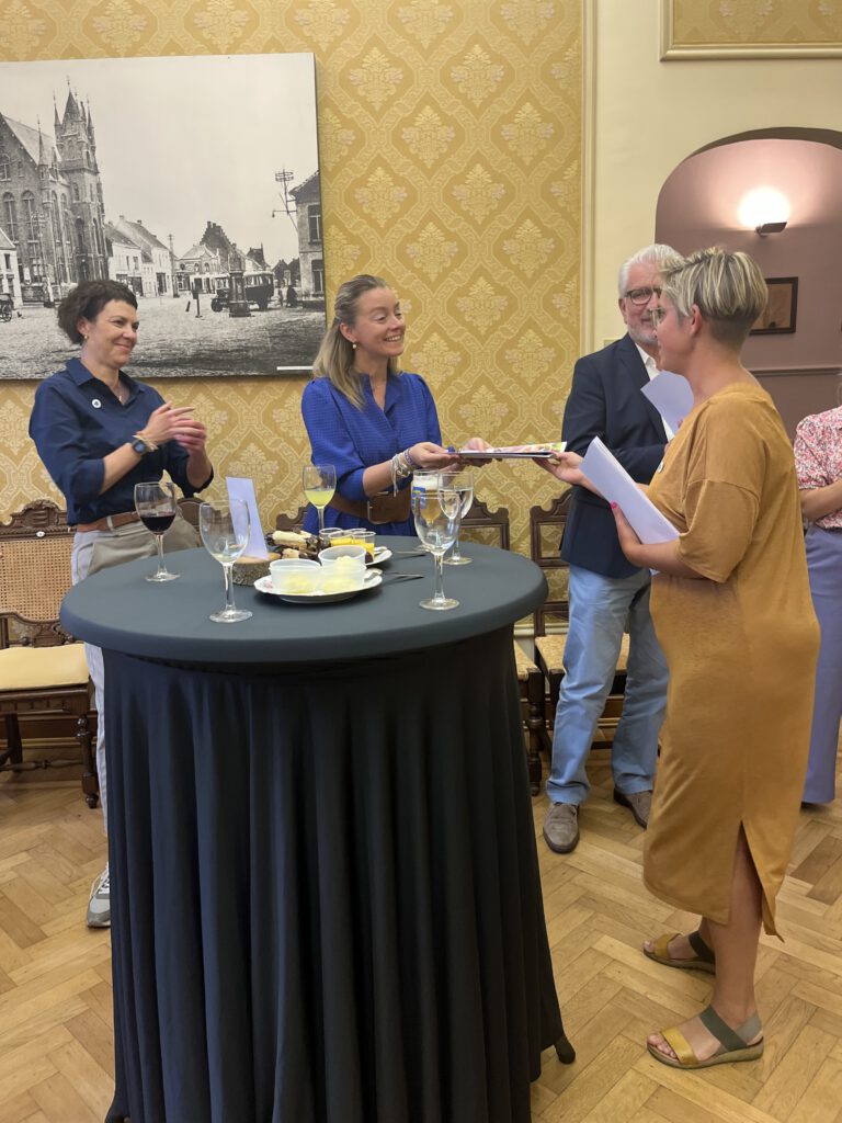 Gemeentebestuur Stekene ontvangt visienota dementievriendelijke gemeente 2